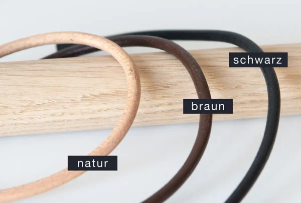 bandfarbe.webp Lederbänder in den Farben Natur, Braun und Schwarz als Materialbeispiele