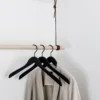buche-braun-lederband.webp Garderobe S3 aus Buche natur