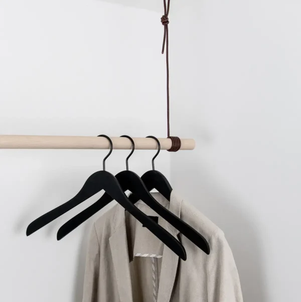 buche-braun-lederband.webp Garderobe S3 aus Buche natur