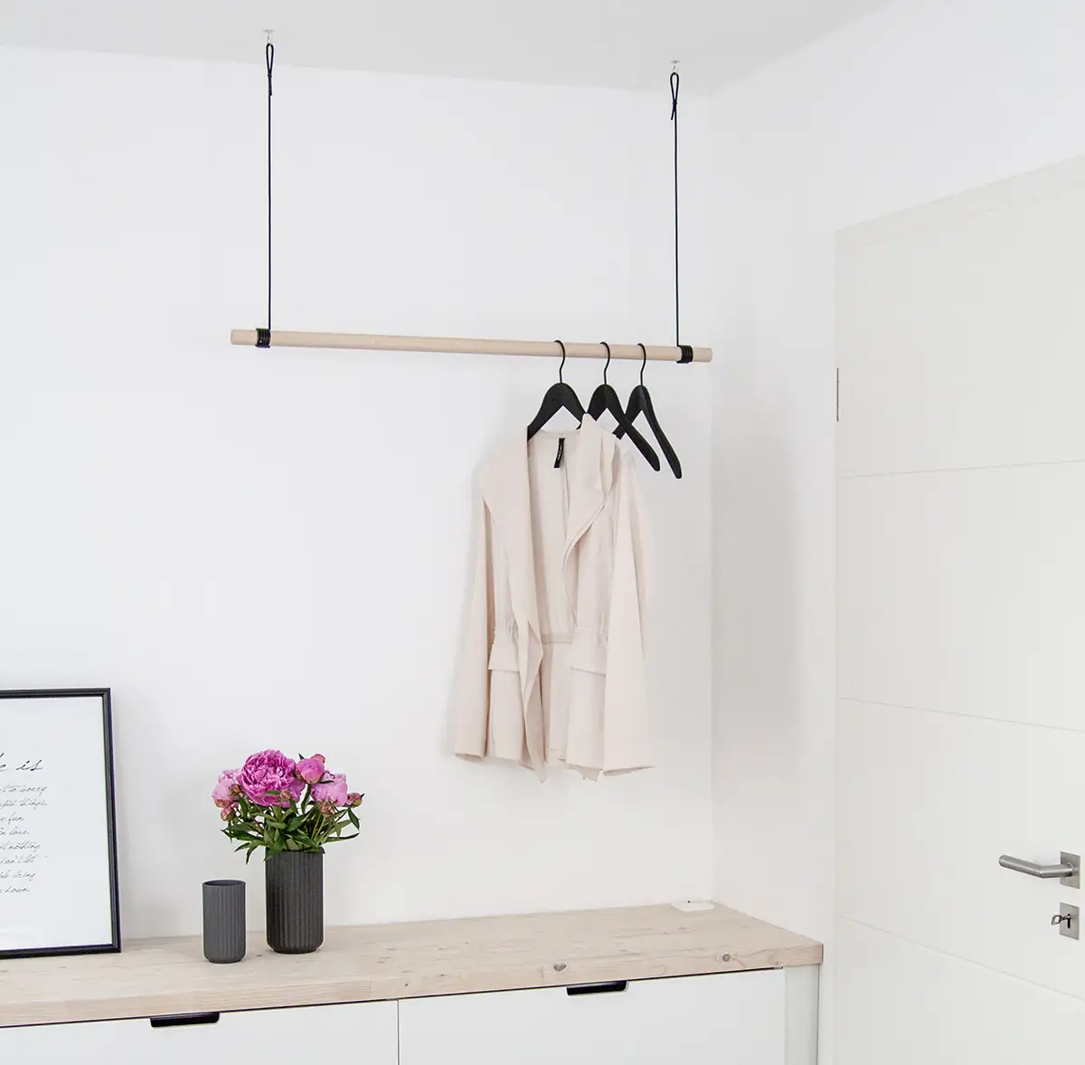 Originalaufnahme: Garderobe S3 aus Buche natur mit schwarzem Lederband im Wohnraum