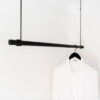 garderobe-schwarz-mit-lederband.jpg Garderobe S3 aus Buche schwarz matt lackiert