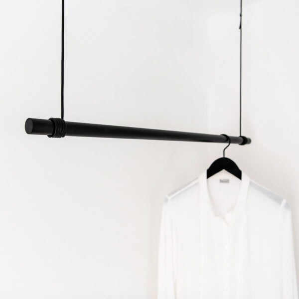 garderobe-schwarz-mit-lederband.jpg Garderobe S3 aus Buche schwarz matt lackiert