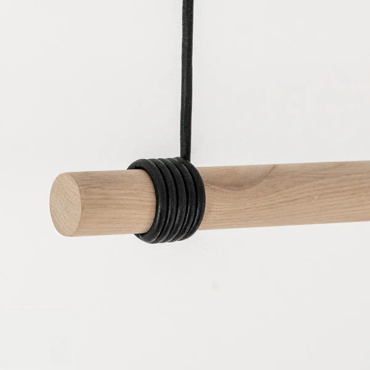 Detail der Original-Garderobe S3 aus massiver Eiche mit Lederband